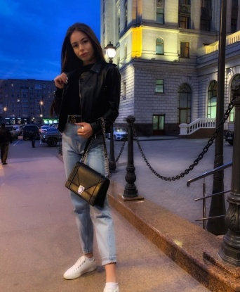 Встречи со мной - это настоящий отпуск от реальности, где ты сможешь насладиться нежными прикосновениями и страстными поцелуями. У меня безупречная фигура, нежные губы и горячие глаза, которые способны растопить даже самое ледяное сердце.
Мои услуги включают классический секс, оральный секс и многое другое. Я открыта для экспериментов и готова пойти на риск ради твоего удовольствия.
У меня есть множество положительных отзывов от моих клиентов, которые отмечают мое талантливое обслуживание и умение доставить удовольствие.
Для уверенности в моих способностях, я готова предоставить тебе фото, чтобы убедиться в моей привлекательности.
Живу в Москве и готова принять тебя у себя или приехать по твоему адресу. Позволь мне сделать твои грезы реальностью! 💋💫🌹
Возраст от 18. Люблю доминирование! Безругажное отношение к работе💦. Не салон. С жильем проблем нет! Ярослава